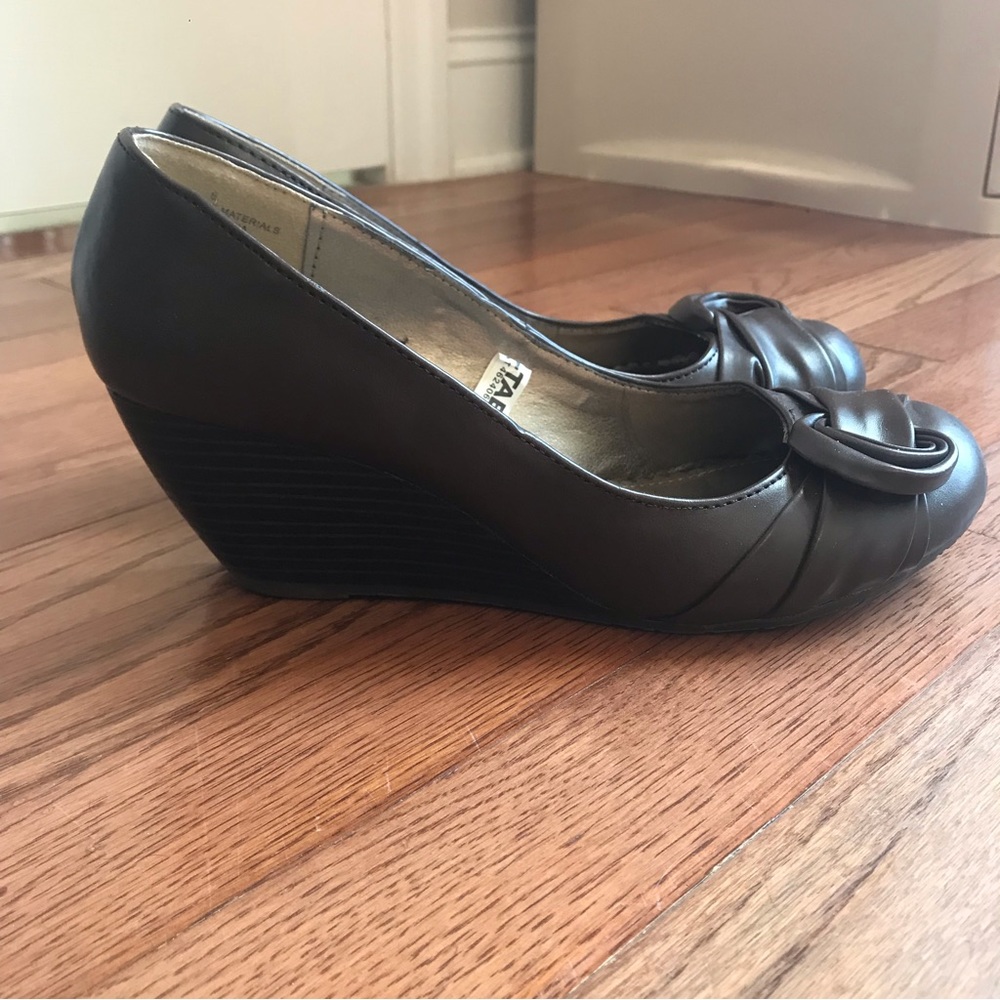 Xhilaration Women’s wedge heels; Brown, size 8. - Picture 2 of 6